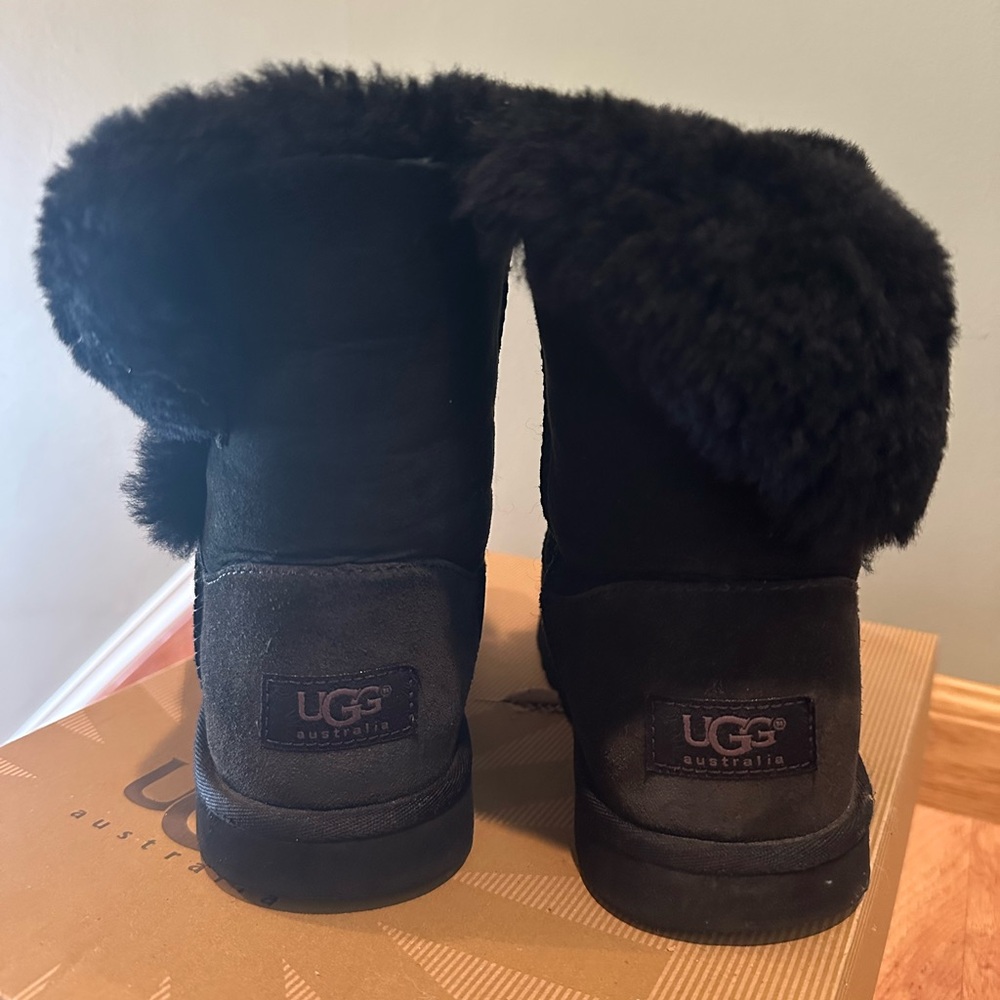 UGG Bailey Button